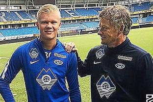 基米希穿充气南瓜装庆祝万圣节，德国队友劳姆赞其为“超模”（基米希穿充气南瓜服庆祝万圣节，德国队友劳姆直呼像超模）