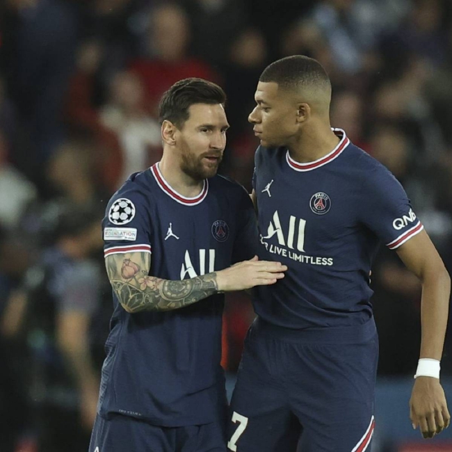 詹姆斯关键助攻锁定胜利（詹姆斯最后时刻妙传奠定胜局）