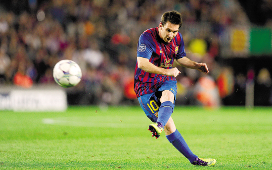 约基奇狂飙40+9+8！单节7中7轰19分太无解 率掘金23分逆转老鹰（约基奇轰40+9+8：单节7中7砍19分，掘金完成23分大逆转擒老鹰）