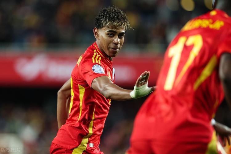 川超联赛出现暴力事件，凉山队球员比赛结束后飞踹裁判（川超联赛赛后爆发冲突：凉山队球员飞踹裁判）