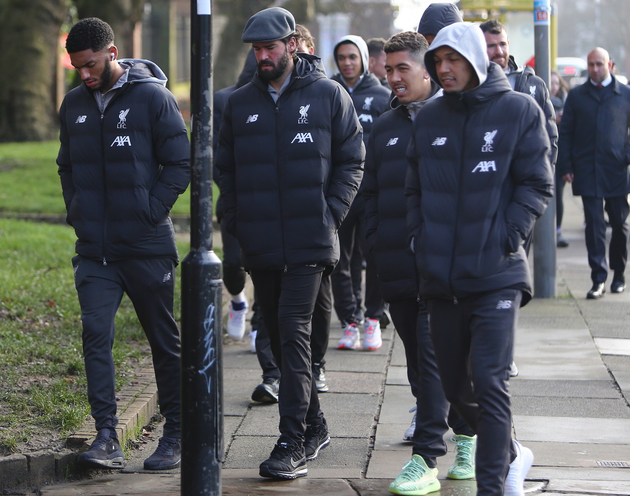 记者：皇马今天训练维尼修斯与姆巴佩长时间与教练组进行沟通（据记者报道，皇马今日训练中，维尼修斯和姆巴佩与教练组长时间交流）