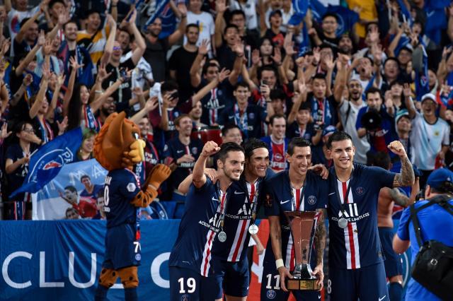 足球巴萨后防大将伤缺四周，主帅表情凝重（巴萨后防主力伤停四周，主帅神情凝重）